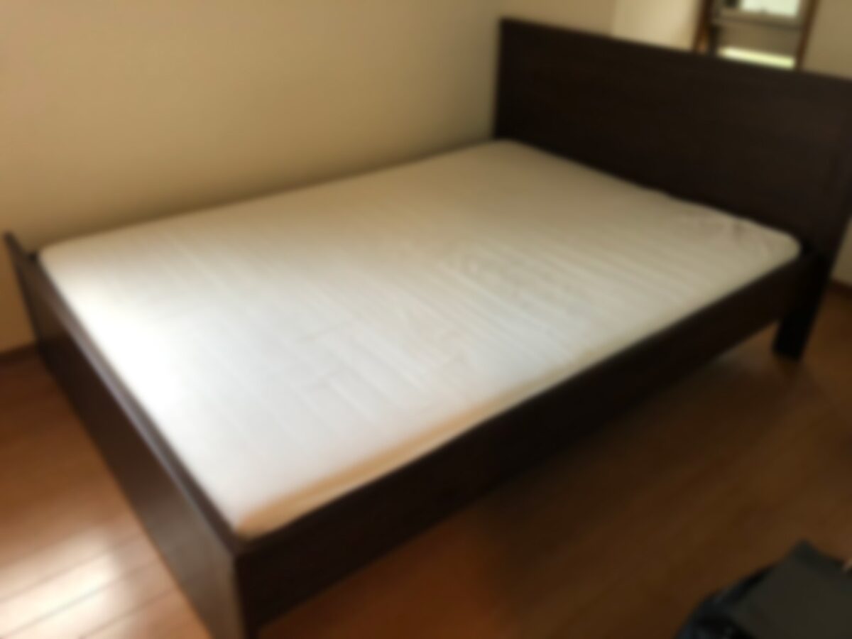 部屋を圧迫する大型ベッドを引き取ってもらいました
